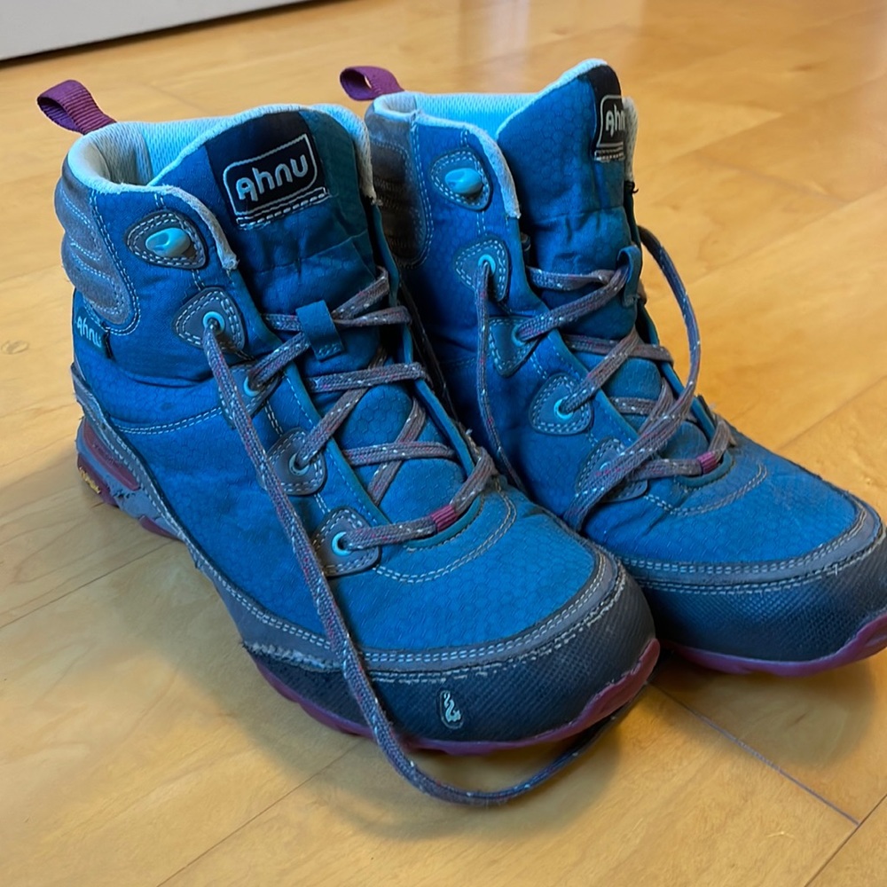 Ahnu Hiking Boots Womens 9 teal Vibram Lightweight Hiking- ok condit, life left